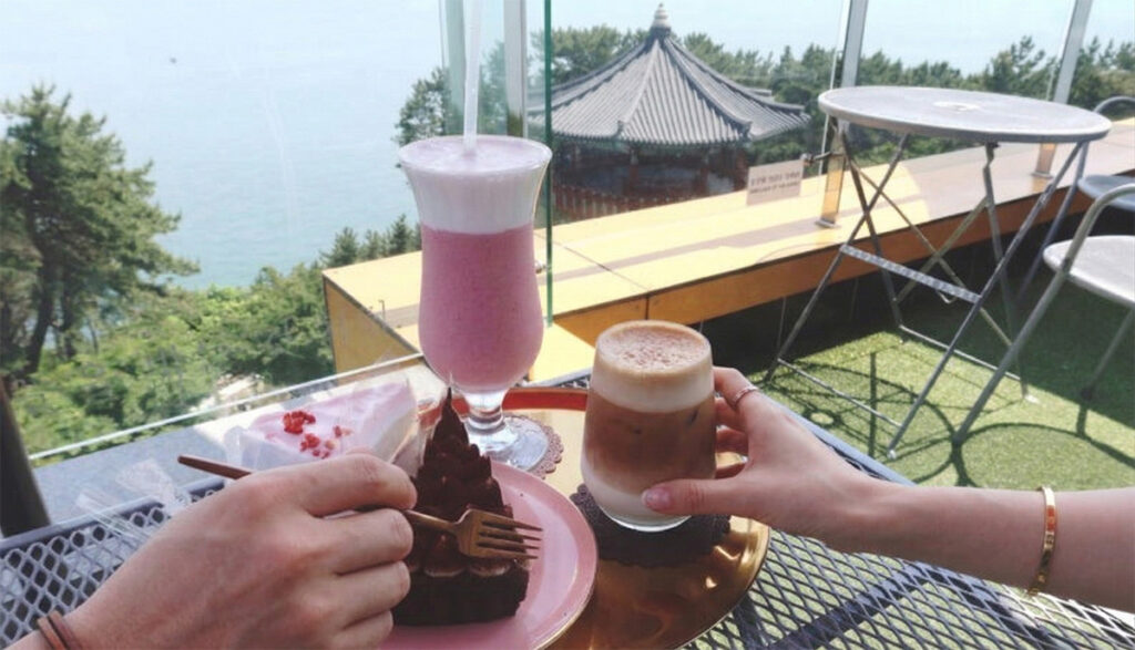 Great view of the sea at Dalmaji Terrace Bakehouse in Busan