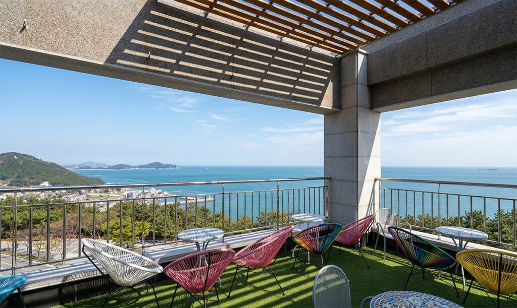 Great view of the sea at Dalmaji Terrace Bakehouse in Busan