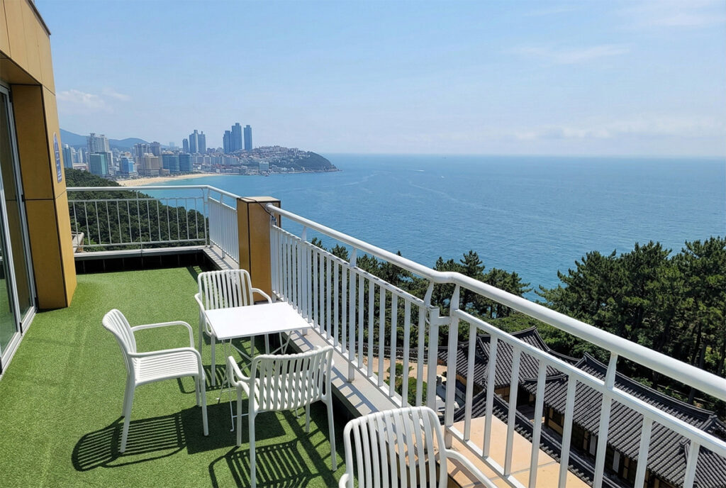 Great view of the sea at Dalmaji Terrace Bakehouse in Busan