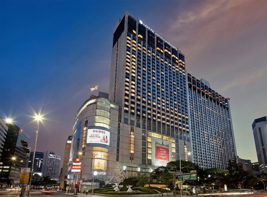Night view of Lotte Hotel in Seoul