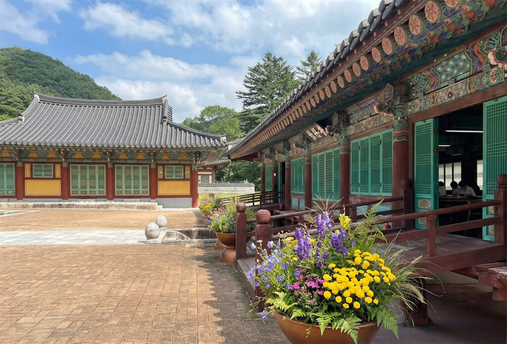 Sinheungsa Temple: A Serene Retreat in the Heart of Seoraksan
